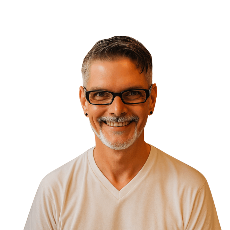 Mann mit Brille und hellen Haaren, lächelt freundlich gegen weißen Hintergrund Treppenlift Experten